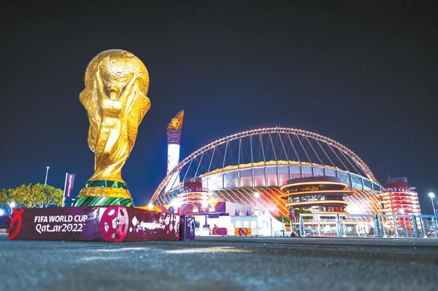 平易近国初年，东北豪绅周五爷横行一方，无恶不作，在一次掠取地盘时杀戮了草上飞的汉子。草上飞身世绺子，决心女扮男装为父报仇。她一次次地剿杀周家的狗腿子们，并劫走了周五爷的独子周正达。周五爷不单贿赂县长动用县公署的自卫团为其寻子，还请来了绺子的年夜当家的黑魁帮其四周探问。周正达自由不肯发展在如许的年夜宅门中，而在被草上飞绑走以后一次次目击了父亲的劣迹，终究下定决心帮忙草上飞，与这一伙勾搭在一路的黑恶权势相对抗。草上飞被匿伏惨遭重伤，几回为她拔刀互助的崔孀妇也被周五爷等人害死，草上飞终究决心用本身的死，换来周正达与父亲的终究破裂，让他永久也见不到本身的独苗，尝一尝掉往至亲的滋味……